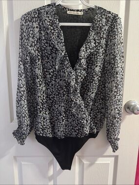 Abercrombie & Fitch Black and White Floral Ruffle V‑Neck Bodysuit